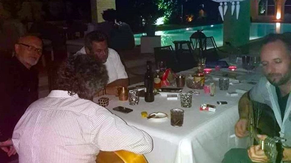 «Ζωάρα»: Ανελέητη κριτική στο twitter για το γλέντι του Π. Καμμένου δίπλα στην πισίνα (εικόνες)